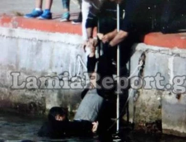 Χαλκίδα: Ηλικιωμένος έπεσε στη θάλασσα - Εικόνες από την ανάσυρσή του (φωτό)